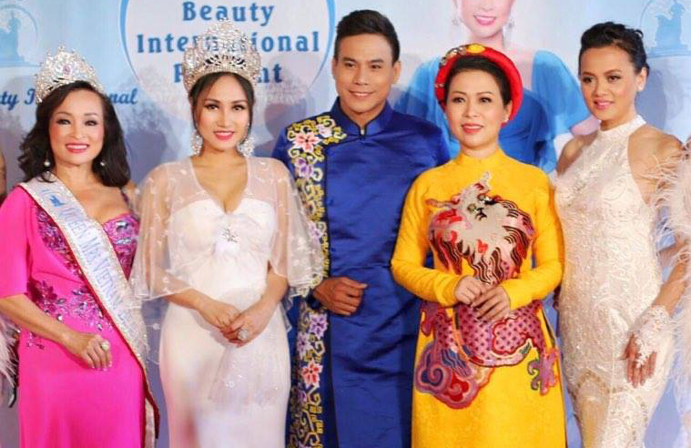 NTK Thủy Nguyễn tặng riêng trang phục áo dài hoàng tộc cho Hoa hậu Kristine Thảo Lâm khoe sắc trên thảm đỏ