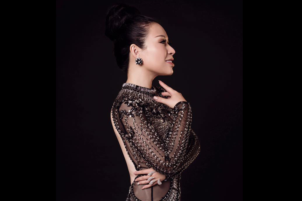 Hoa hậu Kristine Thảo Lâm hóa thân thành quý bà đài cát trong trang phục dạ hội