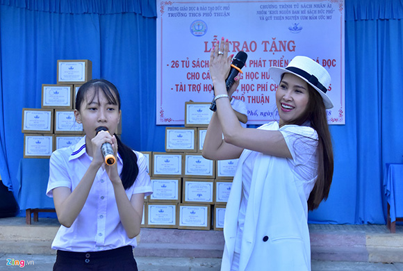 Ca sĩ Bolero Lâm Trí Tú hát nhảy tưng bừng khi giao lưu tặng sách cho học sinh tỉnh Quảng Ngãi