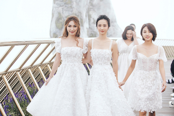 Dàn diễn viên 'Tháng năm rực rỡ' diện váy cưới catwalk trên đỉnh Bà Nà
