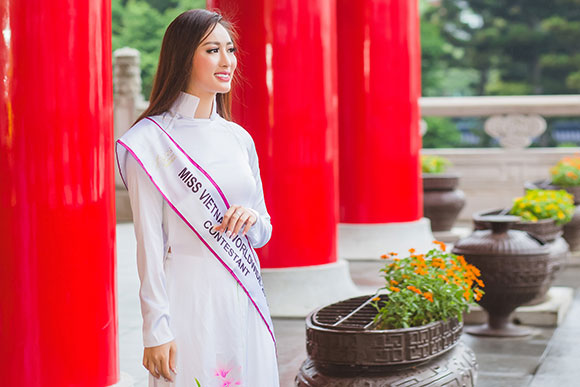 Tà áo dài Việt quyến rũ trên quảng trường Đài Bắc.