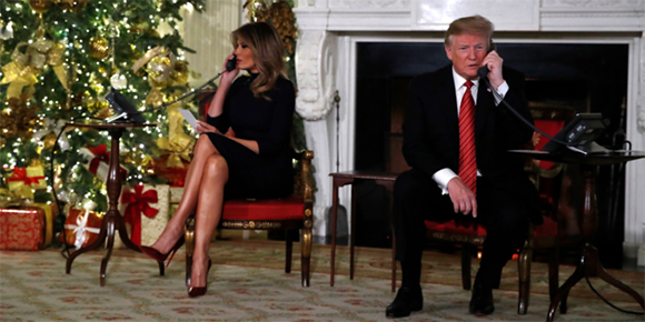 Vợ chồng ông Trump trả lời đường dây nóng về ông già Noel