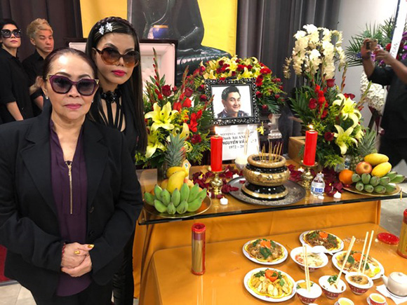 Hoa hậu, ca sĩ Gia Hân nghẹn ngào khi viếng tang nghệ sĩ Anh Vũ