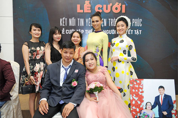 Diện áo dài Việt Hùng, các người mẫu khuyết tật duyên dáng bước lên sân khấu
