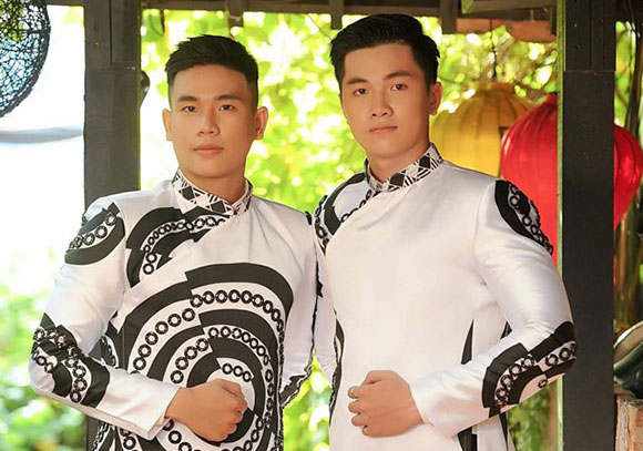 Ngắm những chàng trai Đại sứ áo dài Việt trong trang phục áo dài NTK Việt Hùng