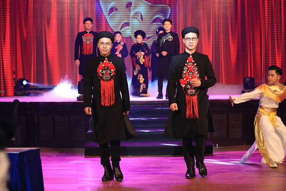 NTK Việt Hùng mang đến lễ hội áo dài trong đêm chung kết Đại sứ áo dài VN bảng Nghệ sỹ