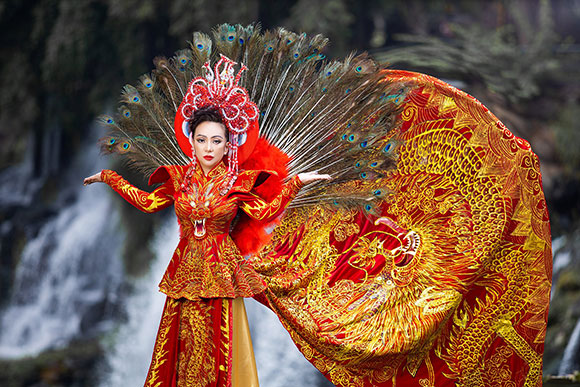 Hoa hậu Lee Lee Nguyễn thần thái trong gam màu hoàng gia gửi lời cầu chúc trong năm mới