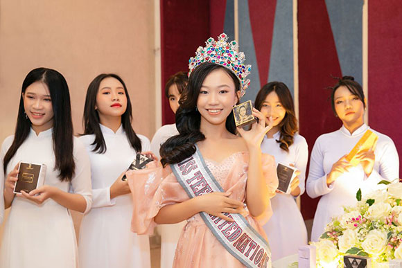 Miss Eco International Kathleen Paton sang Việt Nam huấn luyện cho thí sinh Miss Teen Việt Nam 2022