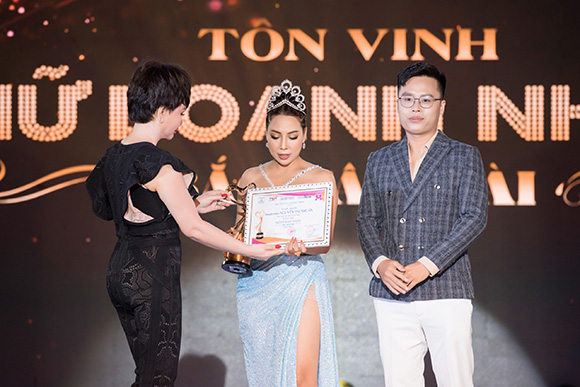 Lòng nhân ái và kiến thức, giúp Hoa hậu Trí tuệ Nguyễn Thị Nhuần nhận giải top 10, Nữ doanh nhân Sắc Tâm Tài