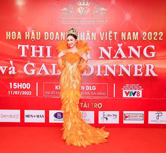 Đoàn Hồng Trang diện váy quyến rũ đấu giá từ thiện