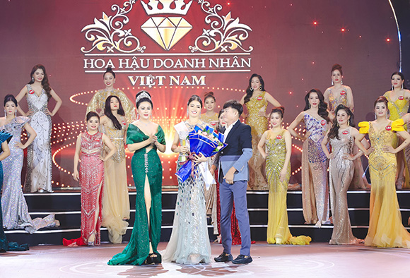 Hoa hậu Lý Kim Ngân diện dạ hội lộng lẫy trao giải cho thí sinh Hoa hậu doanh nhân Việt Nam