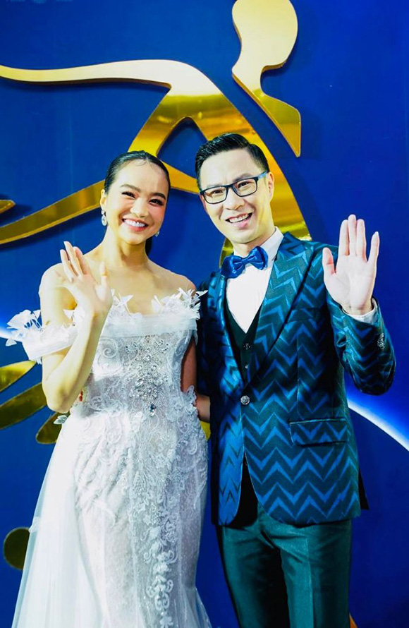 Hoa hậu Miss Peace Vietnam ra mắt top 3 được truyền thông không ngớt lời khen vì quá thông minh