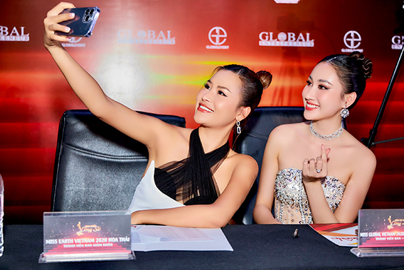 Hoa hậu Đoàn Hồng Trang khoe sắc tại Ban kết Hoa khôi công sở