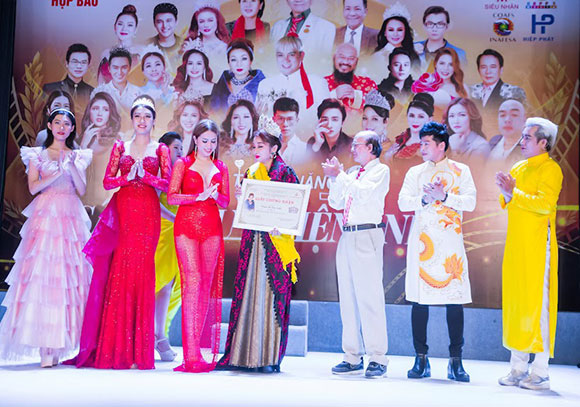 Đạo diễn Thanh Quỳnh trao 2 danh hiệu Nữ hoàng điện ảnh tại 2 hạng mục trong họp báo