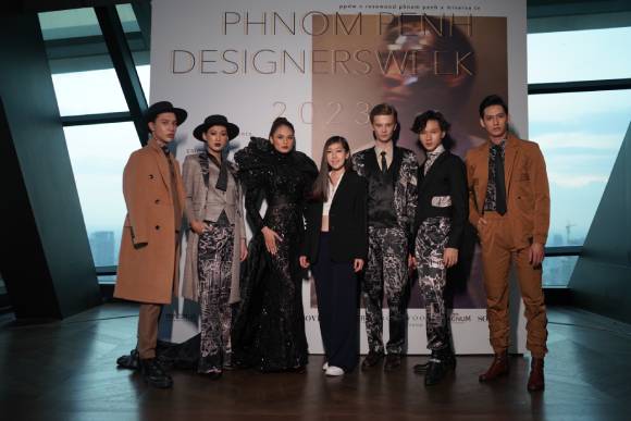 Đạo diễn Đỗ Kim Khánh cùng dàn mẫu Việt độ bộ Tại tuần lễ thời trang Phnom Penh Designers Week