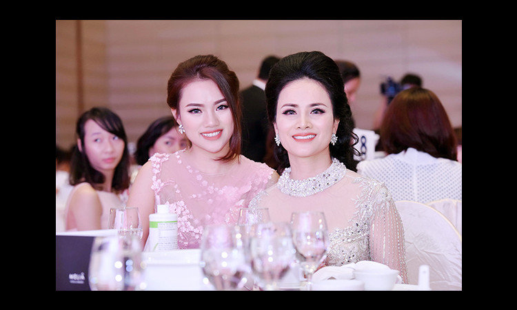 Hạnh Kimmy & Hà Vivi – Hai mẹ con Doanh nhân đẹp đến hoa hậu còn ngỡ ngàng
