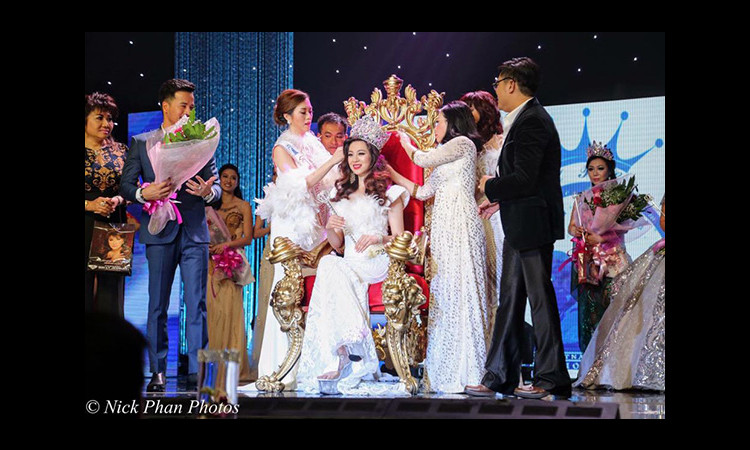 Hoa hậu Việt Nam quốc tế Khánh Trinh (Trista Vo)  thả dáng quyến rũ trong trang phục dạ hội qua tay máy Huy Khiêm