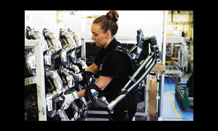 Sản xuất xe hơi: Xu hướng robot hóa, nữ hóa nhân lực