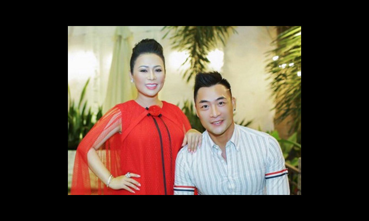 Hoa hậu Kristin Thảo Lâm tay trong tay siêu mẫu Phạm Thành ủng hộ buổi ra mắt MV của Hoa hậu Lý Nhã Lan