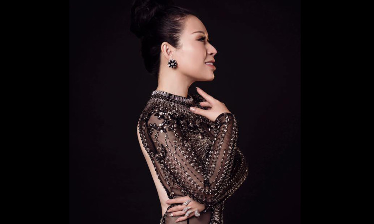 Hoa hậu Kristine Thảo Lâm hóa thân thành quý bà đài cát trong trang phục dạ hội