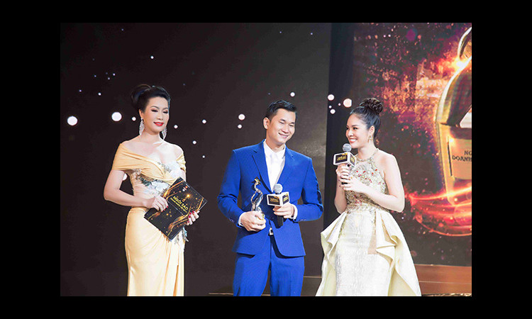 Ghi nhận sự tài hoa trong sáng tạo, nghệ nhân Chung Cường được vinh danh trong một sự kiện dành cho doanh nhân Việt