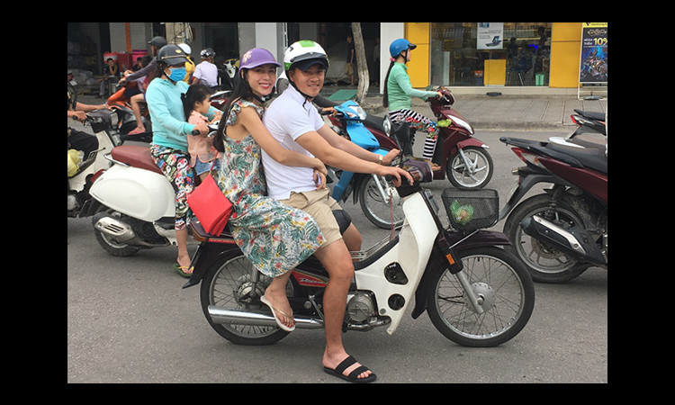 Công Vinh - Thủy Tiên chở nhau bằng xe máy đi tìm người nghèo tặng gạo