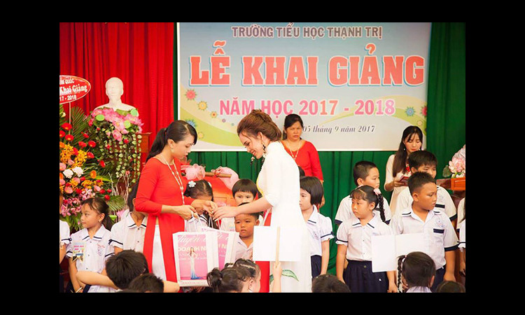 Hoa khôi Lý Thu Kiều dịu dàng trong tà áo dài thuần Việt đi từ thiện