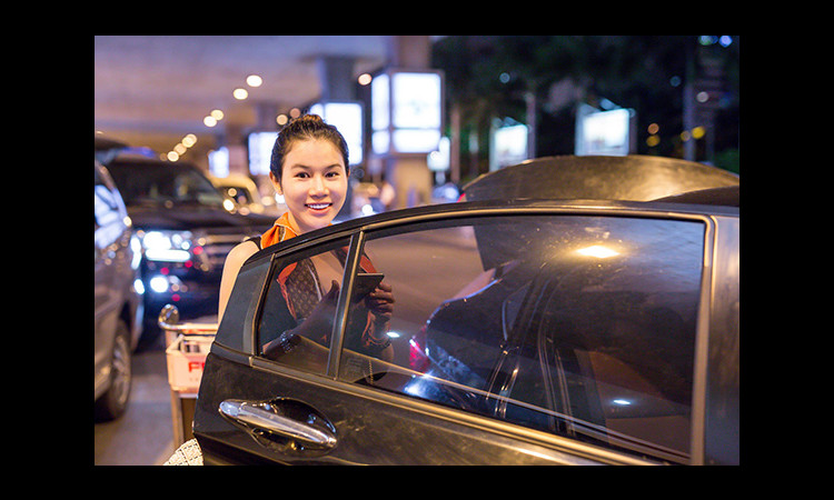 Hoa hậu Jenny Trần để mặt mộc nhưng vẫn cực sinh tại phi trường