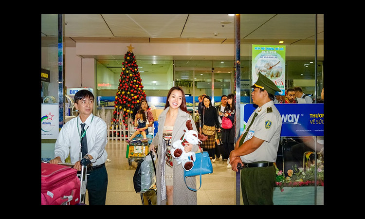 Sau chuyến bay dài, hoa hậu Ruby Anh Phạm vẫn rạng ngời tại phi trường sau đăng quang