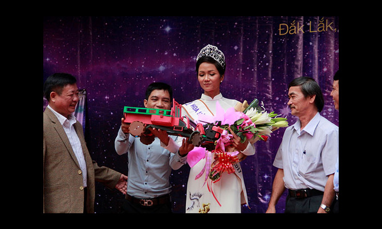 Hoa hậu H'Hen Niê thăm trường cũ và trao học bổng cho học sinh nghèo