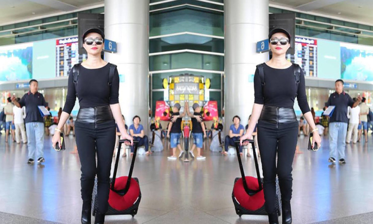 Ca sĩ Đan Kim diện nguyên cây đen “cực chất” tại sân bay Tân Sơn Nhất
