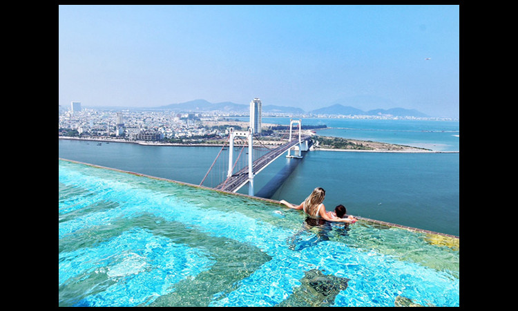 Tự tin sống ảo ngàn like ở bể bơi vô cực dát vàng 24K view đẹp nhất Đà Nẵng
