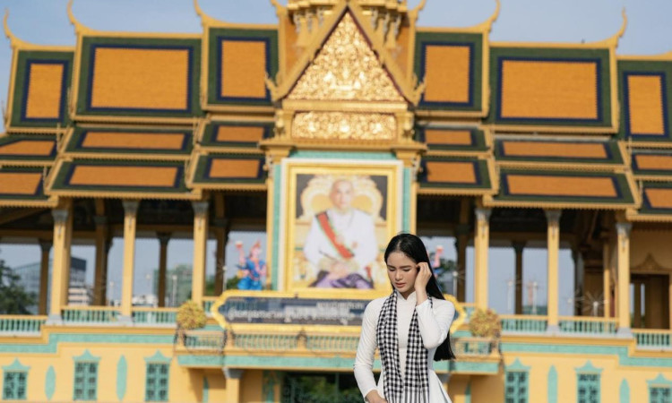 Kiều Trương đẹp đến nao lòng trong Cung điện Hoàng Gia Campuchia 