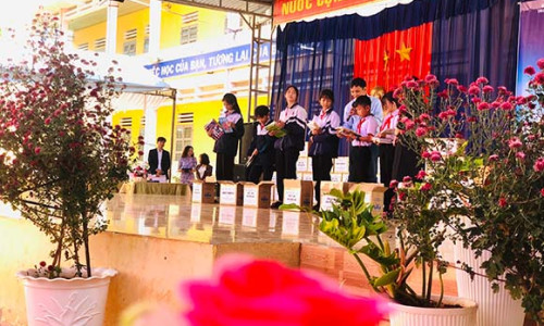 Tủ sách nhân ái trao tặng sách tại tỉnh Lâm Đồng ngày đầu năm.