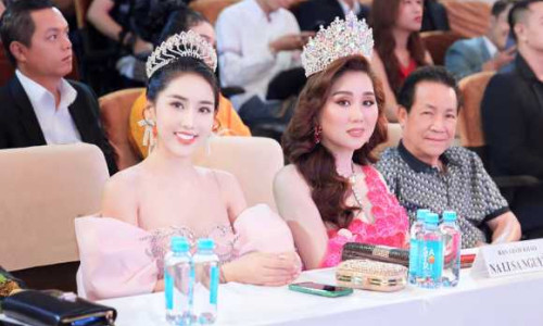 Hoa hậu Trịnh Thanh Hồng hội ngộ đàn anh đạo diễn Xuân Cường và Thanh Quỳnh tại họp báo.