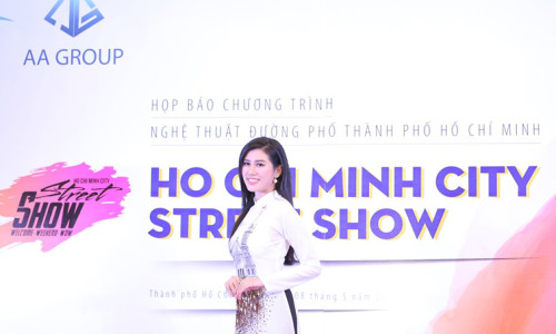 Emily Hồng Nhung nền nã trong áo dài trắng tham dự ra mắt Street show