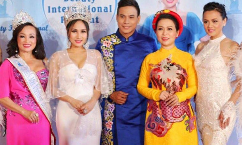NTK Thủy Nguyễn tặng riêng trang phục áo dài hoàng tộc cho Hoa hậu Kristine Thảo Lâm khoe sắc trên thảm đỏ