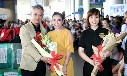 Hoa hậu Phan Thị Ngọc Nga xúc động trước tình cảm nồng nhiệt của công chúng  khi vừa về nước