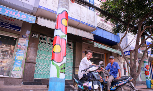 Cột đèn ở Sài Gòn bỗng "nở hoa"