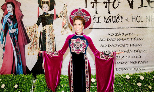 Nữ hoàng ngành bảo vệ, tổng giám đốc tập đoàn vệ sĩ Long Hoàng như một đóa hoa thuần Việt mở màn sự kiện thời trang