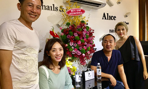 Vợ chồng Tiến Luật - Thu Trang đến chúc mừng diễn viên Hữu Tiến và con gái khai trương ALICE Nails & Spa