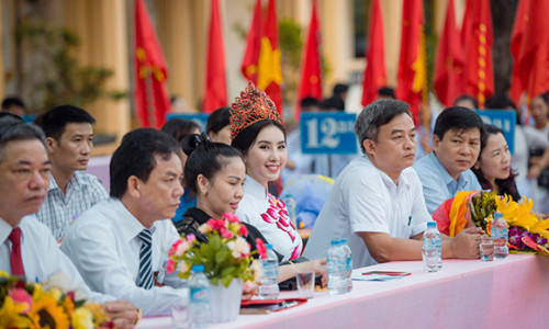 Hoa hậu Trần Ngọc Trâm mặc áo dài tinh khôi, gây thương nhớ khi về trường cũ