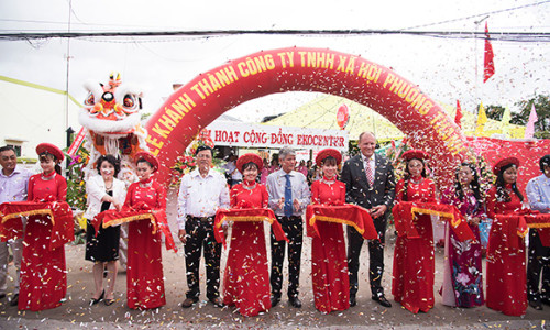 Coca-Cola Việt Nam cùng đại diện lãnh đạo Đồng Tháp và Hội đồng Doanh nhân nữ Việt Nam chính thức giới thiệu EKOCENTER
