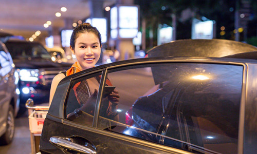 Hoa hậu Jenny Trần để mặt mộc nhưng vẫn cực sinh tại phi trường