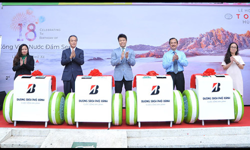 Bridgestone Việt Nam trao tặng thùng rác thông minh cho Công Viên Nước Đầm Sen