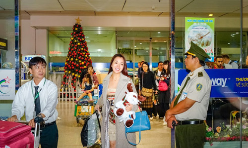 Sau chuyến bay dài, hoa hậu Ruby Anh Phạm vẫn rạng ngời tại phi trường sau đăng quang