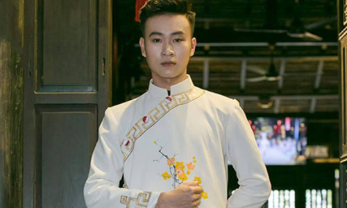 Người mẫu Trường Hữu rất thuần Việt khi diện áo dài của NTK Đức Minh