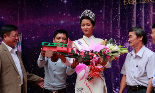 Hoa hậu H'Hen Niê thăm trường cũ và trao học bổng cho học sinh nghèo