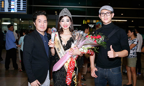 Bầu Hoà cùng nam vương Hải Quân đón hoa hậu Hồng Tươi tại sân bay