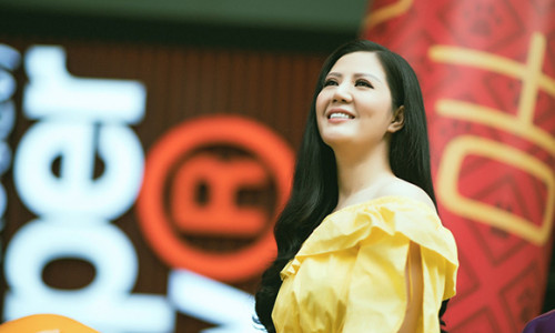 Hoa hậu Đinh Hiền Anh với hình ảnh nền nã, đậm đà màu sắc truyền thống giữa đường phố hiện đại Singapore
